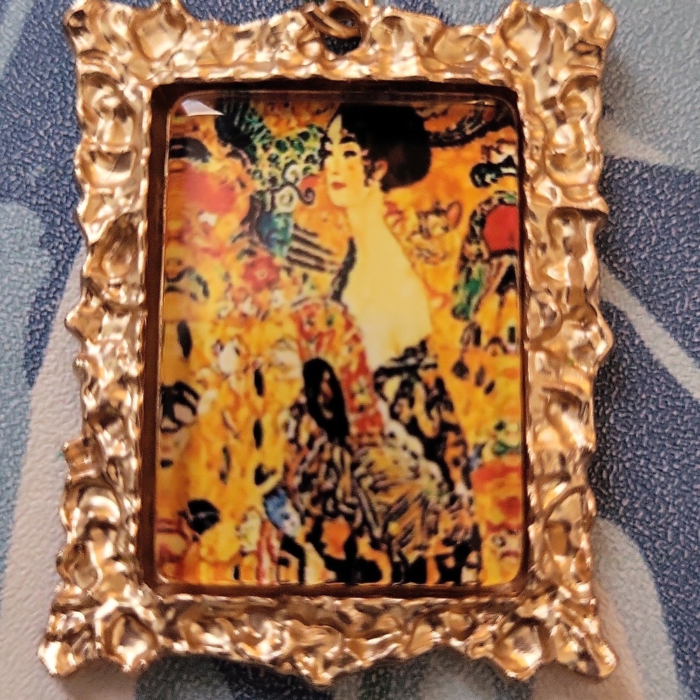Artistic Gold Frame Necklace